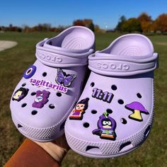 Light Purple Crocs With Charms, Purple Crocs Aesthetic, Crocs Charms Aesthetic, Jibbitz Aesthetic, Cool Crocs, Croc Ideas, Crocs Aesthetic, Crocs With Charms, Purple Crocs