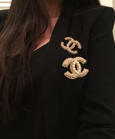 Broaches For Women, Chanel Brooch Outfit, Broche Chanel, Chanel Pins, Black Hair Video, Coco Chanel Fashion, Wife Style, Beaded Flowers Patterns, Simple Hand Embroidery Patterns