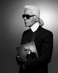 Por qué debería parar de trabajar? Si lo hago moriré y si muero todo acabará. Karl Lagerfeld.  1933-2019  Su visión y genialidad para hacer de la industria un gran negocio y mejor aún una fantasía. Una persona brillante y constantemente cambió la dirección de la propia moda como la conocíamos. Hasta siempre Karl.  #karllagerfeld #chanel #fendi #ripkarllagerfeld Lara Stone, Jean Patou, London Fashion Weeks, Stockholm Street Style, Vanessa Paradis, Replica Designer Handbags, Donatella Versace, Top Design Fashion, Anna Wintour