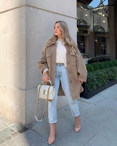 Cream Purse Outfit, Oversized Demin Jacket Outfit, Freya Killin, 2023 Ootd, Look Adidas, Skandinavian Fashion, Plaid Outfits, Elegante Casual, December 2023