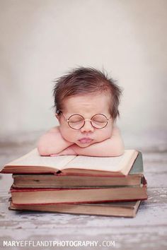 a baby laying on top of a pile of books with the caption dolci sogni