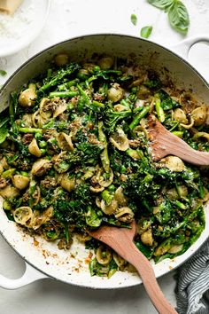 a skillet filled with broccoli and mushrooms