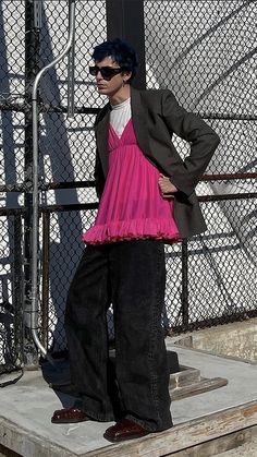 All Pink Men Outfit, Layered Male Outfits, Men Wearing Dresses Outfit, Weird Cool Outfits, Weird Outfits Men, Feminine Man Outfit, Punk 70s Fashion, Guy In Dress, 80s Tomboy