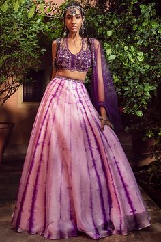 Purple Silk Organza Tie-Dye Lehenga Set Design by Reeti Arneja at Pernia's Pop Up Shop 2021 Reeti Arneja, Tie Dye Lehenga, Tie Dye Wedding Dress, Dye Lehenga, Ghaghra Choli, Simple Lehenga, Lehenga Designs Simple, Gaun Fashion