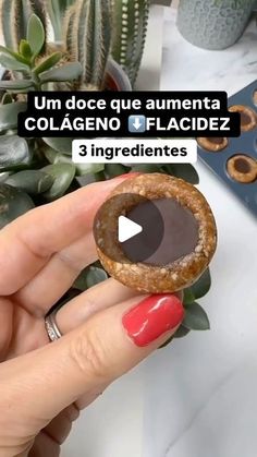 a woman is holding a ring in her hand with the words, un docce que aumenta collagen elacidez 3 ingredientes