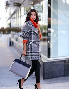 Mode Shoes, Trendy Coat, Houndstooth Coat, Fashion Blogger Style, Outer Wear, Street Style Winter, White Coat, Street Style Outfit, Coat Fashion