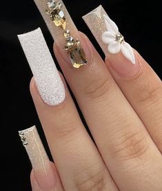 Acrylic Nails To Match Gold Dress, Neutral Nails With Jewels, Graduation Picture Nail Ideas, White And Gold Nails Medium, White Prom Nail Designs, Champagne And White Nails, Bridesmaid Acrylic Nail Ideas, Dramatic Prom Nails, White And Gold Nails Prom