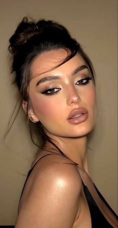 Nighttime Eyeshadow Looks, Makeup Going Out Night, Simple Date Makeup Looks, Fancy Dinner Makeup, Simple Night Out Makeup, Evening Makeup Looks Night, First Date Makeup Ideas, Night Time Makeup Looks, Preshower Makeup