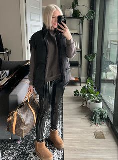 Platform Ugg Outfit Ideas, Ugg Platform Mini Outfit, Keepall 50 Louis Vuitton, Uggs Platform Outfit, Ugg Mini Platform Outfit, Mini Platform Uggs Outfit, Ugg Platform Mini, Ugg Platform Outfit, Leggings Travel Outfit