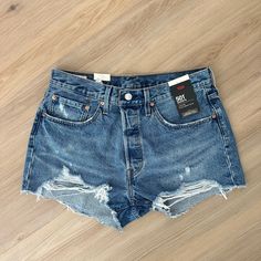 New, Never Worn. Perfect Condition Perfect Medium Blue Wash. High Rise And Fitted Through Hip. Levi's Fitted Jean Shorts In Medium Wash, Floral Denim Shorts, Cutest Outfits, Peach Shorts, Mom Jeans Shorts, Acid Wash Jeans, High Waisted Mom Jeans, Frayed Denim, High Rise Denim Shorts