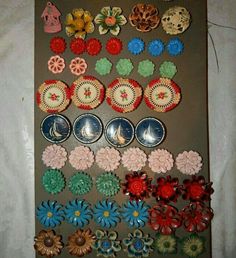 there are many different types of buttons on the table top, including one with flowers