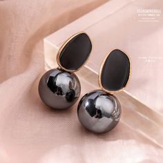 Fashion Earrings-New Arrival Fashion Fine Senior Pearl Drop Clip on Earrings Geometric Metal Elegant No Pierced Women Big Earrings JewelryModel Number:1005002334233509 Faux Piercing, Piercing Jewellery, Alloy Earrings, Earrings Geometric, Big Earrings, Ear Jewelry, Pearl Drop, Piercing Jewelry, Pearl Jewelry