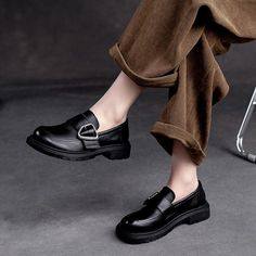 Gender: Women Item Type: Casual Shoes Main Material: Cow Leather Style: Casual, Classic, Retro Season: Spring, Autumn Heel Type: Flat Outsole Material: Rubber Heel Height: Low Heel (1-3 cm) Size Length cm inch 35 22.5 8.86 36 23 9.06 37 23.5 9.25 38 24 9.45 39 24.5 9.65 40 25 9.84 Loafers Women, Boys Backpacks, Platform Loafers, Leather Style, Casual Flats, Rubber Heels, Casual Shoes Women, Loafers For Women, Low Heels