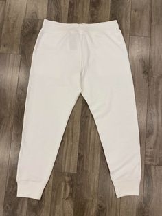 Description: Polo Ralph Lauren cuffed sweatpants with pockets and drawstrings Flaws: Small stain on left thigh, please see pictures. Size: Large Waist: 34-36" Inseam: 29.5" Length: 39" Thigh: 26" Leg Opening: 11" Brand: Polo Ralph Lauren Era: 2010s Color: White Store Item #IN994 Casual White Joggers With Drawstring, White Casual Joggers With Side Pockets, Casual White Pants With Elastic Cuffs, White Tapered Leg Joggers With Pockets, White Casual Sweatpants With Elastic Cuffs, Casual White Sweatpants With Elastic Cuffs, Sporty Cotton Bottoms With Cuffed Ankles, White Cotton Joggers With Drawstring, White Sportswear Sweatpants For Leisure