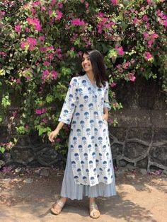 Dresses Poses, Indigo Kurta, Indowestern Outfits, Kurti Pattern, Indian Kurti, College Wear