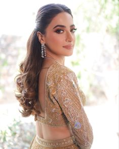 Reception Hairstyles Indian Brides, Engagement Saree Look, Meera Sakhrani, Indian Party Hairstyles, Lehenga Hairstyles, Bridal Makeup Tips, Bridal Hairstyle Indian Wedding