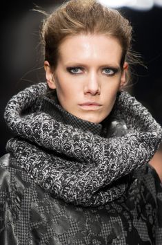 Laura Biagiotti Fall 2013 White Infinity, Handmade Mittens, 2013 Runway, Shawl Style, Virtual Wardrobe, 2025 Fashion, Head & Shoulders, Scarf Knitting Patterns, Fall Accessories