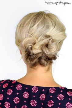 A simple knotted updo for short hair -- even I could do this! Updo For Short Hair, Medium Length Hair Up, Pretty Short Hair, Short Hair Twist Styles, Short Hair Up, Hair Knot, Tutorials Diy, Low Bun