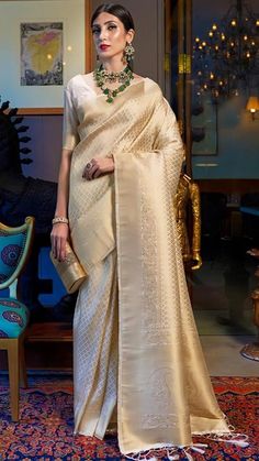 Gold Silk Saree, Off White Saree, Golden Saree, Saree Bollywood, Silk Saree Kanchipuram, Saree Banarasi, White Saree, Ghagra Choli, Party Kleidung