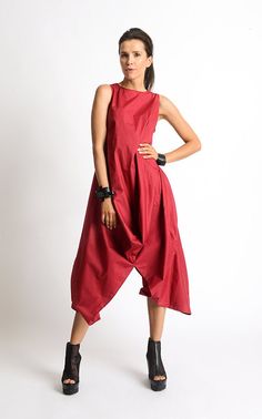 Asymmetric Tunic Dress - METD0081 A must have model for all ladies out there who dare to show their unique style! This red maxi dress is a top choice for going to work, school, a dinner or any time you want to feel and look great! The silhouette of the dress is very comfortable and easy to wear as well as eye catching - get ready for many compliments! This tunic dress is closed with a zipper on the back. Grab a few accessories and you are ready to party! This everyday dress is made of cotton. Fi Red Kaftan, Asymmetric Tunic, Short Casual Dress, Red Summer Dresses, Loose Tunic, Red Maxi, Red Dress Maxi, Short Dresses Casual, Shorts Casual