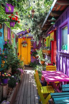 Balcony Outdoor Ideas, Maximalist Backyard, Small Cozy Backyard, Hippie House, Hippie Garden, Colorful House, Colorful Houses, Cozy Backyard, Boho Garden