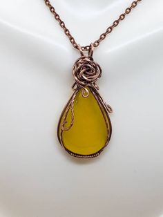 📌Handmade Item📌 🌟Yellow Onyx wire wrapped necklace was created using antiqued copper wire wrapped around a yellow onyx teardrop stone creating a beautiful and elegant look. This pendant measures 2.0 inches in length and 1 inch wide. This comes with either a free 20-inch copper starter chain or a waxed leather cord as a gift for your purchase. 🌟Aesthetic Jewelry will make a timeless gift for her and the perfect romantic gift. All pendants are shipped in a pretty velvet cushioned gift box and Pendant Aesthetic, Aesthetic Necklace, Wire Wrapped Jewelry Diy, Bijoux Fil Aluminium, Yellow Gems, Wrapped Crystal, Onyx Pendant, Wrapped Necklace, Wire Wrapping Crystals