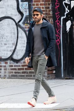 Dad Style Men's Fashion, Mens Athleisure Outfits, Faherty Mens, Aesthetic Jeans Outfit, Ryan Reynolds Style, Aesthetic Jeans, Stylish Men Casual, Mens Casual Dress Outfits