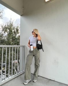 Style Green Cargo Pants, Olive Cargo Pants Outfit, New Balance 990s, Cargo Pant Outfits, Green Cargo Pants Outfit, Inspi Outfit, Model Off Duty Outfits, Cargo Outfit, Cargo Pants Outfit Women