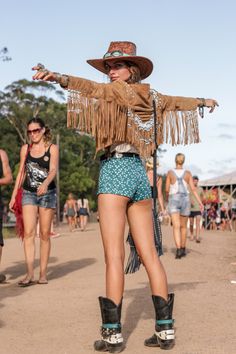 the world has its shine. Fall Festival Fashion, Falls Festival, Mode Coachella, Bohemian Schick, Camping Outfit, Stile Boho Chic, Festival Inspo