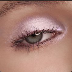 Soft Lilac Eye Makeup, Lilac Eye, Lilac Eyeshadow, Mac Cosmetics Eyeshadow, Maquillage On Fleek, High Fashion Makeup, Magical Makeup, Simple Makeup Looks, Pigment Eyeshadow