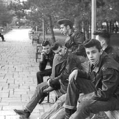 Greasers, 1950s. Greaser: a person dressed in rockabilly (WHERE did that expression come from?!) fashion and styles his hair in a pompadour or other tall retro hairstyle with a petroleum based pomade, such as seen in the movies: Grease, The Outsiders, West Side Story, Rebel Without Cause, etc (from urban dictionary) Greaser Style, Mode Rockabilly, Rockabilly Mode, Danny Zuko, Classy People, Teddy Boys, Look Retro, Richard Avedon, Rockabilly Style