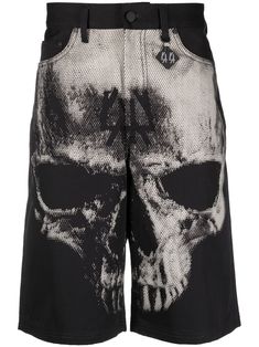 black/white cotton skull print to the front logo patch to the rear belt loops front button and zip fastening classic five pockets straight leg Skull Print, Patch Logo, Short Outfits, White Cotton, Bermuda Shorts, Straight Leg, Black White, Black And White