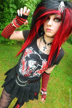 Clawed Beauty, Pop Punk Outfits, Scene Kid Fashion, Scene Kid Outfits, Scene Emo Fashion, Emo T Shirt, Emo Shirts, Tripp Pants, Emo Scene Hair