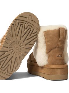 Scopri gli stivali alla caviglia "Chillapeak" del famoso marchio UGG, progettati per la donna moderna che cerca comfort e stile. Questi stivali alla caviglia sono la scelta perfetta per coloro che vogliono combinare eleganza e praticità, con un design innovativo che soddisfa tutte le esigenze quotidiane.  
||  
- Upperio in pelle scamosciata e pecora  
- Scheda di trazione posteriore  
- Elemento anti-mud in pelle scamosciata  
- Elemento resistente al fango realizzato in poliestere riciclato al 100%  
- rivestimento e soletta Uggplush ™  
||  
Questi stivali alla caviglia sono ideali per abbinare un cappotto di lana e una borsa a tracolla per un look casual-chic. Perfetti anche con jeans dritti e un maglione di grandi dimensioni, assicurano un vestito raffinato e confortevole per ogni occ Ugg Chillapeak, Comfortable Outfit, Brown Ankle Boots, Look Casual, Innovative Design, Oversized Sweater, Pull Tab, Comfortable Outfits, Wool Coat