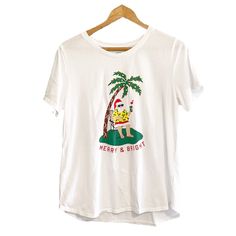 Old Navy Holiday T-Shirt Women’s Large, White Short Sleeve, Santa On A Beach Under A Palm Tree Pre Owned In Excellent Condition Aprox Lay Flat Measurements: Sleeves: 7in Pit To Pit: 19in Shoulder To Hem: 24in Please Read Before Purchasing: Planet Petra Is A Smoke Free, Pet Friendly Environment All Merchandise Is Stored In A Climate Controlled Environment Nwt/Dry Clean Only/Hand Wash Only Garments Are Steamed. All Other Garments Are Washed/Dried In Borax And A Free And Clear Detergent According T Holiday White T-shirt With Graphic Print, White Graphic Print T-shirt For The Holiday, White Graphic Print T-shirt For Holidays, Relaxed Fit Short Sleeve T-shirt For Holiday, Casual White T-shirt For Holiday, White Graphic Tee For Holidays, White Graphic Print Top For Holiday, White Summer Holiday T-shirt, Holiday Graphic Print Relaxed Fit Tops