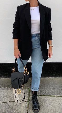 Business Casual Outfits Jeans Summer, Sunday Jeans Outfit, Modern Classic Outfits Style, Outfits For 30 Degree Weather, Spring Blazer Outfits 2023, Fall Street Style 2023 Women, Casual Networking Event Outfit, Blazer Outfits Casual Winter, Casual Friday Night Outfit