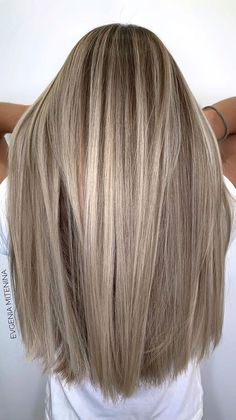 Fresh Hair Color Ideas In 2020 - Contemporary trendy blonde Current Hair Color Trends, Fresh Hair Color, Hair Color Inspiration, Hair Care Remedies, Ombre Blond, Brunette Hair With Highlights, Blonde Hair Inspiration, Fresh Hair, Hair Shades