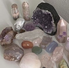 Types Of Rocks, Studera Motivation, Crystal Room, Crystal Vibes, Crystal Aesthetic, Spiritual Crystals, Pretty Rocks, Witch Aesthetic, Crystal Gems