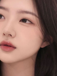 Korean soft makeup look: neutral tones Warm Tone Makeup, Warm Makeup, Neutral Makeup Look, Makeup 2024, Soft Natural Makeup, Sweet Makeup