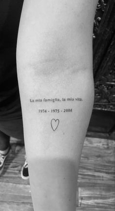 a person with a tattoo on their leg that says, i love you in spanish