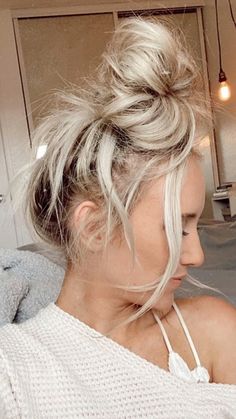 Easiest Messy Bun, Cute Hair Bun, Bun For Short Hair, Hair Couler, Messy Bun For Short Hair, Easy Messy Bun, Three Bird Nest, Short Hair Bun, Three Birds