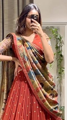 Kalamkari Duppata For Lehenga, Kalamkari Lehangas For Women, Kalamkari Chunni Dresses, Kalamkari Dupatta With Lehenga, Kalamkari Lengha, Kalamkari Crop Top Lehenga, Kalamkari Dupatta With Dress, Pen Kalamkari Lehangas, Kalamkari Langa Voni