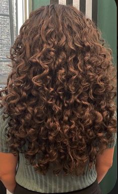 Hair Chemistry, Curls Ideas, Curly Hair Baby, Natural Curly Hair Cuts, Brown Curly Hair, Curly Hair Photos, Haircuts For Curly Hair, Long Curls, Permed Hairstyles