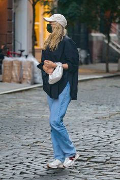 Elsa Hosk New Balance, Nb 327, Dunks Outfit Woman, Black Top Summer, Dunks Outfit, Face Mask Pattern, New Balance Style, Classic Style Outfits