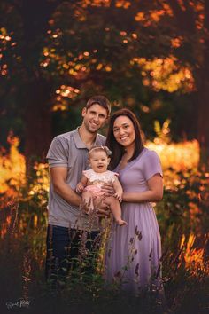 Family photos, family photoshoot idea, family photography outfit, Sweet Roots Photography Baby Outdoor Photoshoot, Year Old Photoshoot Ideas, Family Photo With Baby, Wall Of Pictures, Photo With Baby, Old Photoshoot, Roots Photography, Family Photography Outfits, Birthday Poses