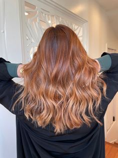 Redhead Ombre Balayage, Almost Red Hair, Copper Hair Darker Roots, Copper Hair With Brunette Roots, Balayage Hair Strawberry Blonde Dark Roots, Copper Balayage With Brown Roots, Copper Blonde Hair Dark Roots, Dark Root Ginger Balayage, Natural Red Hair With Shadow Root