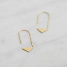 . Trendy . Minimal . Unique . Inspired by geometry, These triangle thread earrings are comfortable to wear everyday adding a modern touch to your casual look. Also the best gift for girls who loves design!  :: Material > sterling silver / yellow gold filled=sterling silver coated with 5 micrometers thick of 22k yellow gold.  :: Finish > matte  :: Approx. Measurements > Height 38mm / Width 12mm / Stick diameter >> 1mm :: This item is hand fabricated by us spe... Matte Gold Earrings, Earrings Triangle, Best Gifts For Girls, Gold Triangle, Thread Earrings, Triangle Pendant, Gold Thread, Triangle Earrings, Geometric Pendant