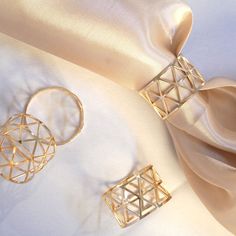 5 Pack | Metallic Gold Napkin Rings For Birthday Party and Weddings Decor with Geometric Design Modern Napkin Rings, Butterfly Napkin Rings, Table Setting Wedding, Gold Napkin Rings, Napkin Rings Wedding, Metal Napkin Rings, Gold Napkins, Silver Napkin Rings, White Napkins