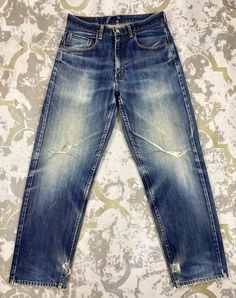 Vintage Levis 569 Jeans 32x31.5 - JN 2981 Size: 32 Item Description tag : Levi's Actual measurement (inches): Waist - 32 Front Rise - 12.5 Hips - 49 Thigh - 14 Knee - 10.5 Leg Opening - 18 Inseam - 31.5 Outseam - 43.5 #JN2981