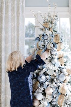 Tree Decorating Tips, Blue Christmas Tree Decorations, Christmas Tree Decorating Tips, Blue Christmas Decor, Silver Christmas Decorations, Christmas Tree Decorating, Flocked Christmas Trees Decorated, Blue Christmas Tree, Elegant Christmas Trees